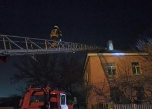На Киевщине сняли с крыши неадекватного мужчину с ребенком 