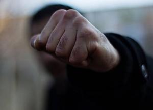 В Киеве жестоко избили молодого парня (видео)