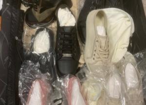 В "Борисполе" разоблачили две попытки незаконного ввоза брендовой одежды (фото)