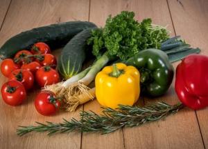 Медики рассказали о вреде тепличных овощей