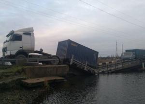 На Николаевщине фура утопила мост (видео)