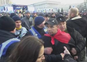 Львовский журналист пытался попасть яйцом в Порошенко (видео)