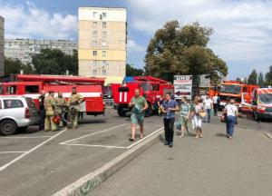 В Киеве пожар охватил здание ТЦ: людей эвакуировали (видео) 