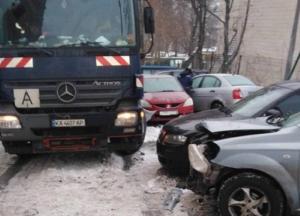 В Киеве мусоровоз разбил десять автомобилей (фото)