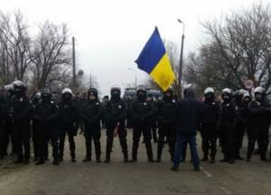 В Новых Санжарах протестующие жгут шины