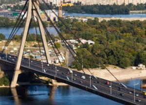 В Киеве мужчина написал предсмертную записку и хотел спрыгнуть с моста (видео)