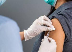 Украинцам выплатят деньги за бустерную дозу вакцины