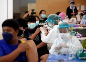 В Таиланде начали колоть COVID-вакцину нетрадиционно
