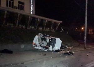 В Киеве легковушка влетела в столб, погибли двое людей (фото)