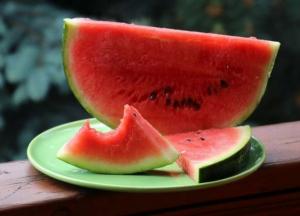 Диетологи объяснили, кому нельзя есть арбузы
