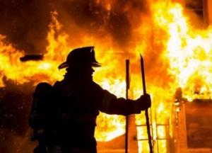 Под Киевом загорелась многоэтажка: пожар перекинулся на крышу