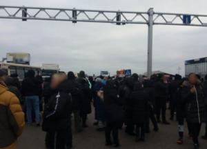 В Одессе протестующие против карантина выходного дня перекрыли дорогу