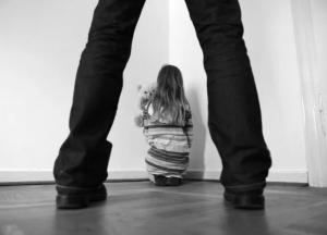 На Тернопольщине мужчина развращал 9-летнего мальчика и 7-летнюю девочку