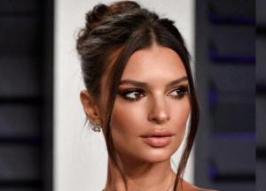 Ратаковски показала снимок топлес, на котором ей 17 лет (фото)