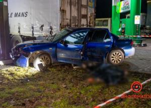 В Днепре авто влетело в фуру, погибла девушка (фото)