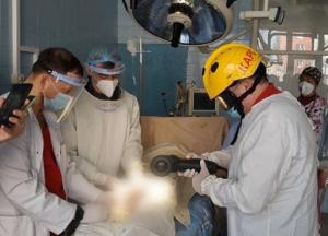 В Киеве мужчина натянул на свой половой орган гайку: пришлось вызывать медиков и спасателей