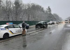 В Киеве столкнулись два автомобиля, один из водителей погиб (фото)