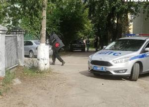 В Подмосковье пьяный с ружьем захватил парикмахерскую и требует бутылку (фото)