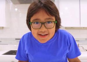 Cамым успешным видеоблогером на YouTube стал 8-летний мальчик, заработав $26 млн за год (видео)