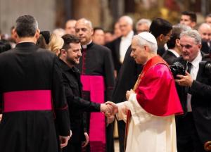 Папа Римський Лев XIV офіційно зійшов на престол: як відбувалась церемонія інтронізації (фото, відео)