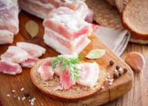 Почему сало нужно есть по утрам: медики назвали пять причин