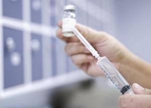 Заболел доброволец: испытания вакцины против коронавируса впервые приостановлено