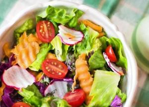 Названы ингредиенты, которые не стоит добавлять в салат