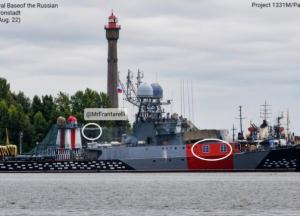 Російський корабель замаскували під будинок для захисту від дронів