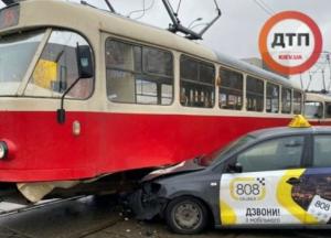 В Киеве такси протаранило трамвай (фото)