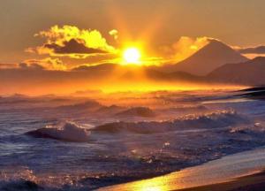 Самый большой вулкан мира погружается в океан