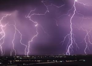 Киев ночью накрыла внезапная буря (видео)