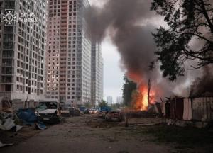 Наслідки нічної атаки на Київ: руйнування житлових будинків та пожежі