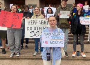 "У першу чергу — ЗСУ": в Києві та Одесі численні протести проти бруківки і клумб під час війни (відео)