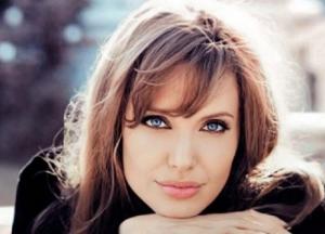 Анджелина Джоли показала грудь в экстремальном декольте (фото)