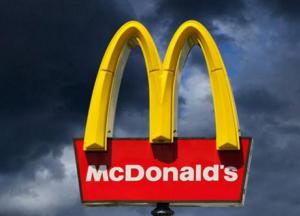 Дрони вдарили по складам McDonald's у Броварському районі, пожежа стає сильнішою (відео)