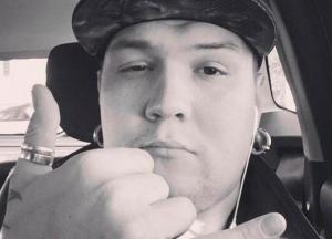 В Петербурге за тоннели в ушах порезали парня