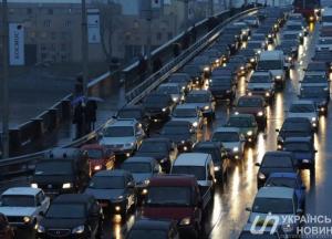 Центр Киева сковали огромные пробки 