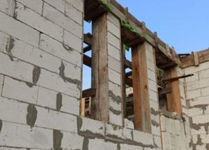 В Киеве двое мужчин оказались под завалами на территории строительства