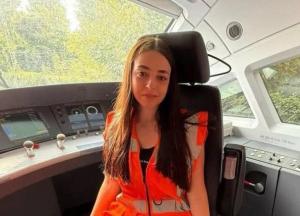 Росія атакувала "Укрзалізницю": під час евакуації зустрічний поїзд на смерть збив 19-річну провідницю (відео)