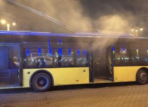 В Киеве загорелся троллейбус с людьми (фото)