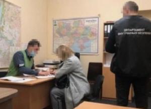 В Нацполиции шесть лет платили деньги подставным лицам
