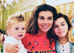 "Не забивайте на свою жизнь из-за детей": Анна Седокова появилась без трусов в новом клипе "Я же мать" (видео)