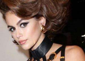 Дочь Синди Кроуфорд повторила ее провокационный образ на свое 18-летие (фото)