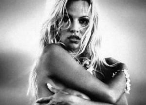  Обнаженная в постели: Памела Андерсон показала откровенные снимки (фото)