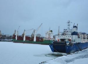 Из-за снегопадов ограничена работа грузовых операций в портах