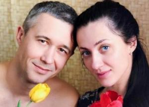Украинский певец с беременной женой снялись обнаженными в фотосессии (фото)