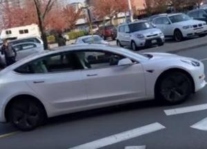 Движущаяся Tesla без водителя озадачила жителей города в Канаде (видео)