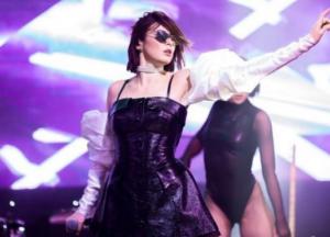 "Это омерзительно": Maruv в вульгарной позе возмутила россиян (фото)