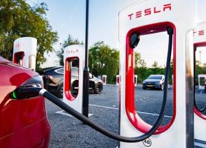 Илон Маск пообещал украинцам зарядные станции для Tesla уже в этом году