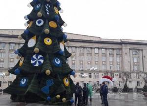 В Черкассах главную елку украсили "оком дьявола" (фото)